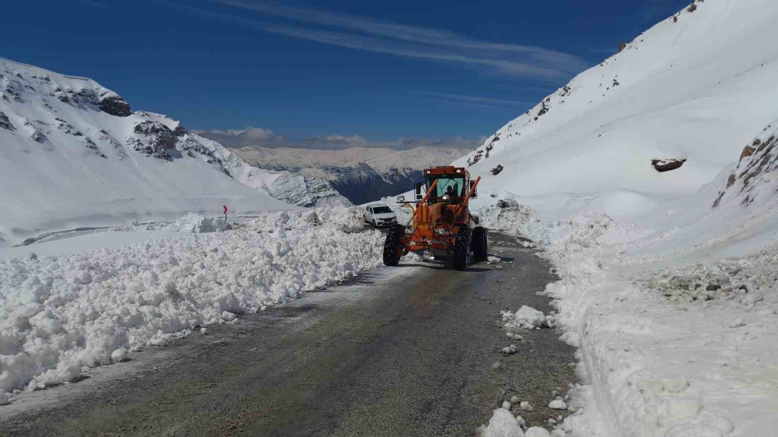 Van-Bahçesaray yolu tek şeritten ulaşıma açıldı