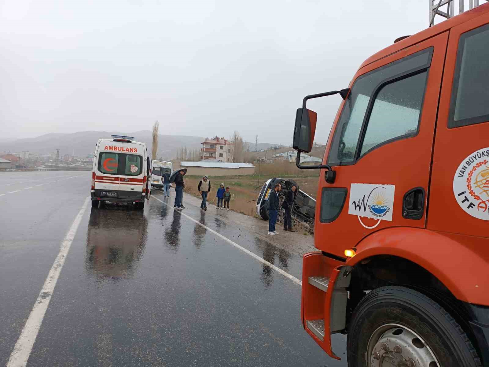 İranlı turistleri taşıyan minibüs takla attı: 12 yaralı