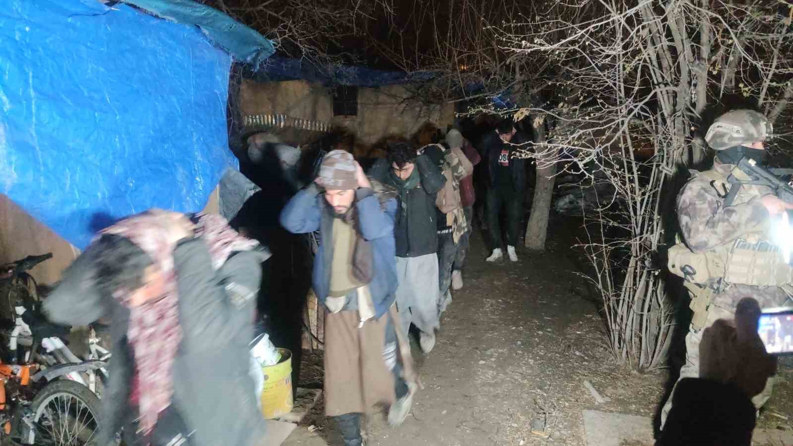 Van’da tandır evinde 20 düzensiz göçmen yakalandı