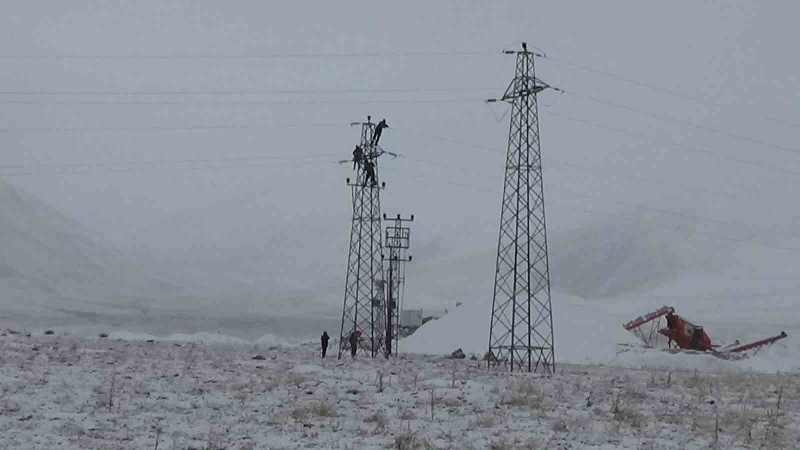 Elektrik firması çalışanlarının 25 metrede zorlu onarım çalışması