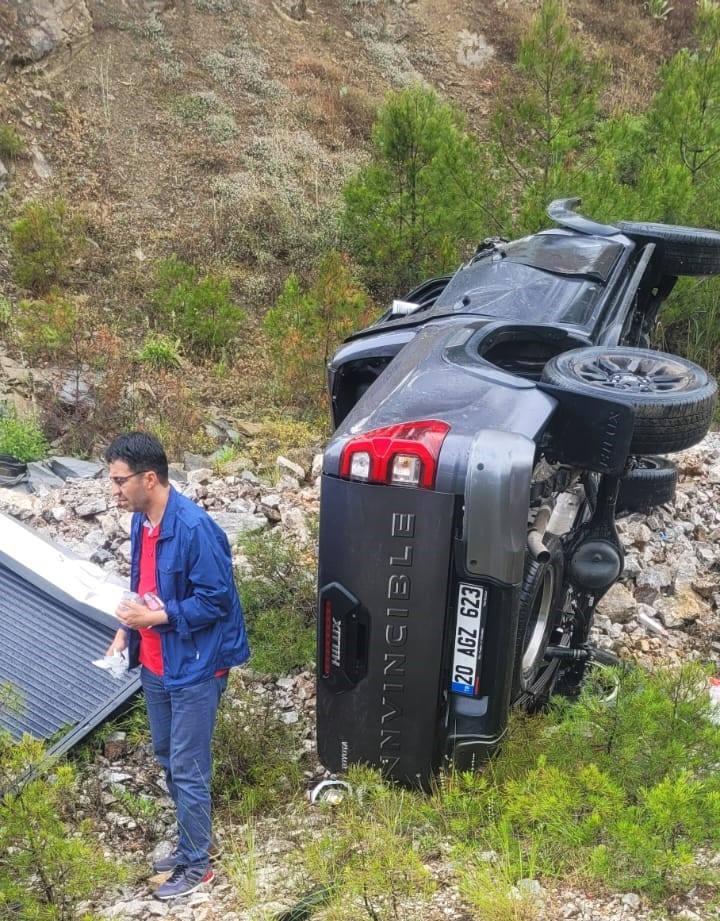 Eski Bakan Nihat Zeybekci kaza yaptı! Aracı şarampole yuvarlandı