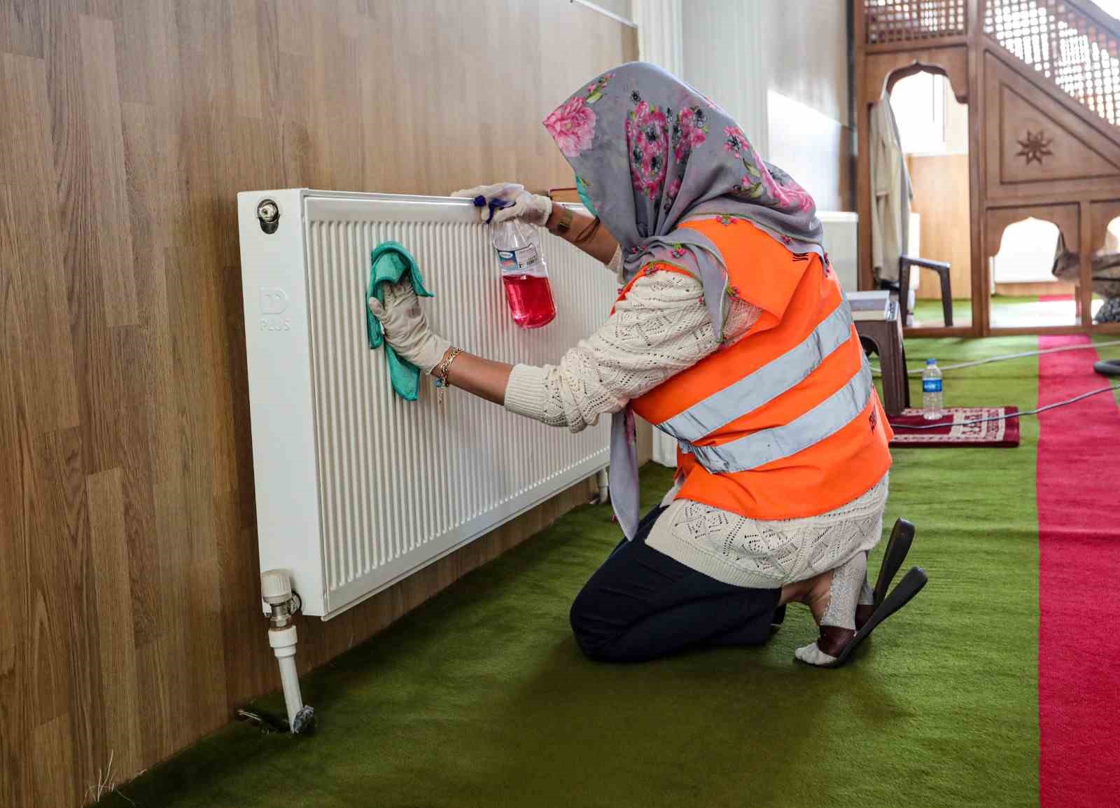 Kurban Bayramı öncesi camilerde temizlik çalışması