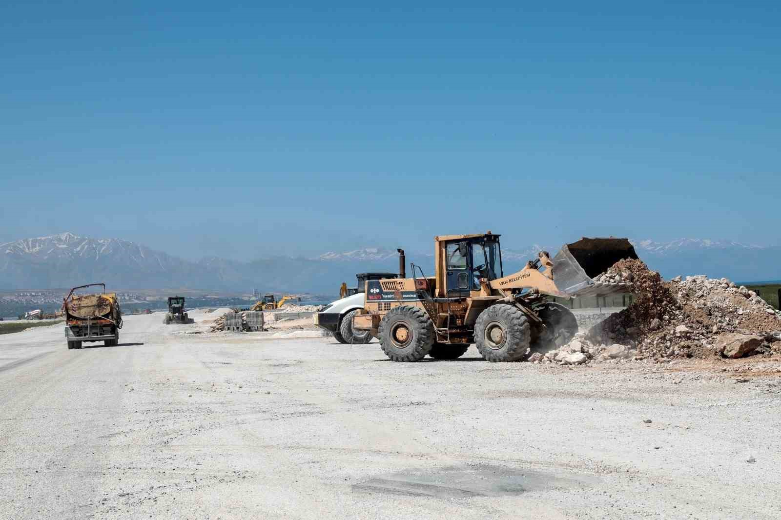 Sahil yolunda hummalı çalışma devam ediyor