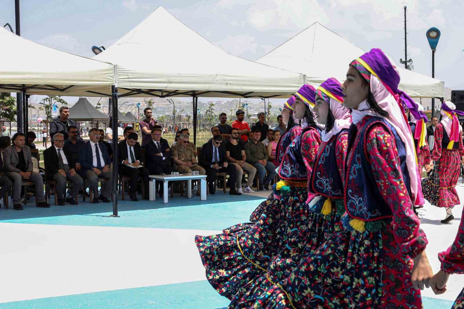 Van’da 13 yöreden folklor gösterisi ilgiyle izlendi