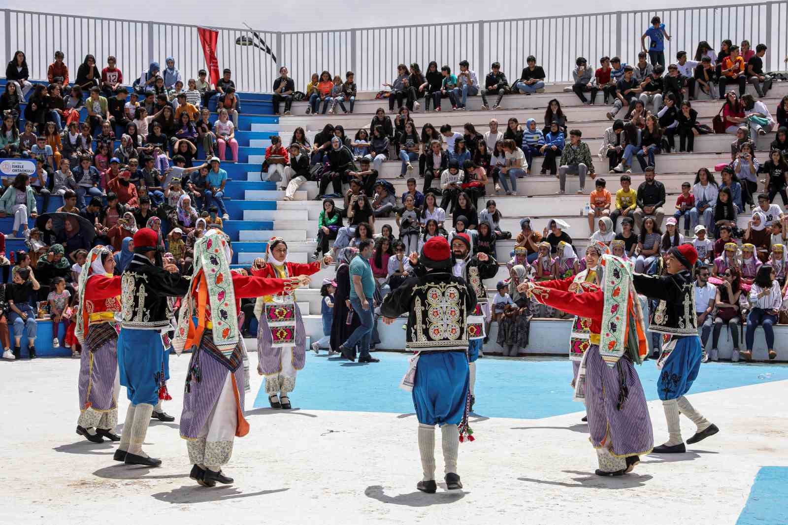 Van’da 13 yöreden folklor gösterisi ilgiyle izlendi