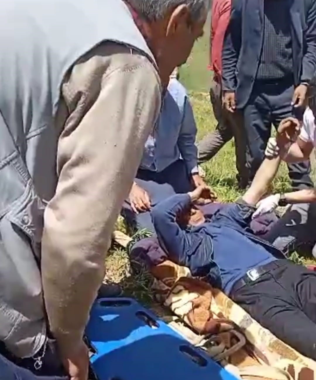 Bahçesaray kırsalında ayağı kırılan çoban ambulans helikopterle hastaneye kaldırıldı