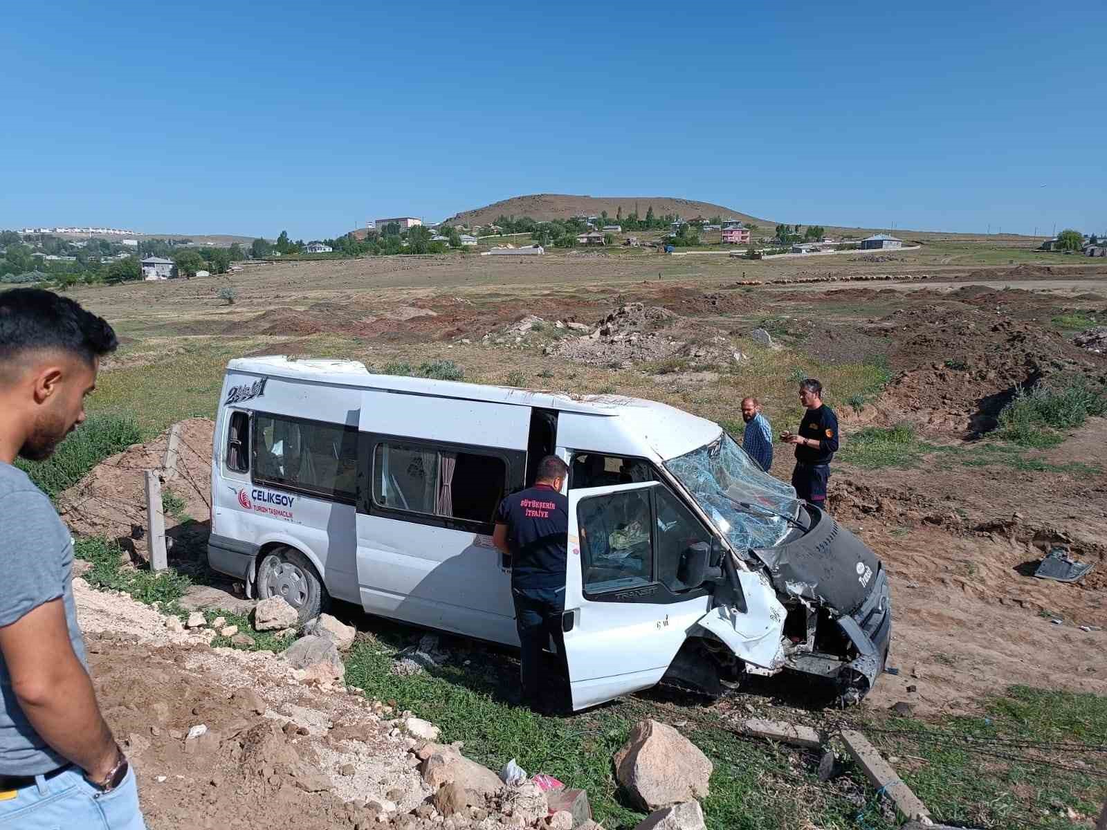 Otomobille öğrenci servisi çarpıştı: 8 yaralı