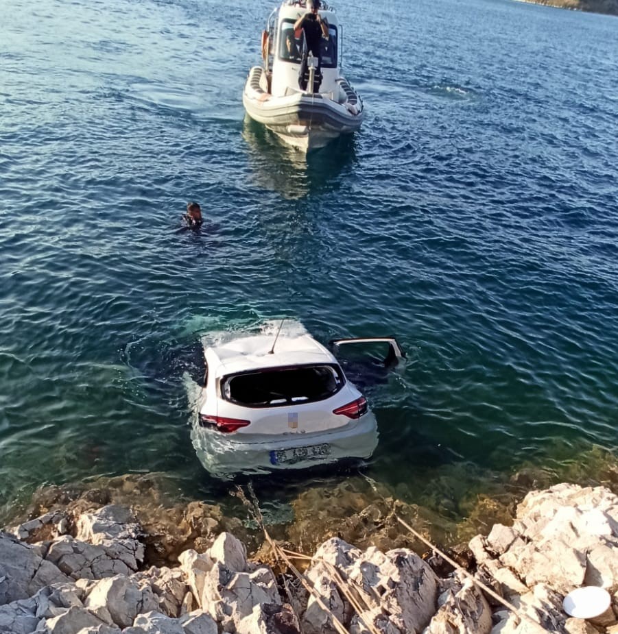 Gevaş’ta araç göle uçtu: 2 ölü