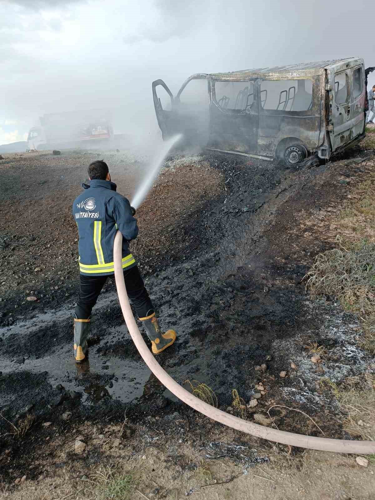 Seyir halindeki minibüs alev alev yandı