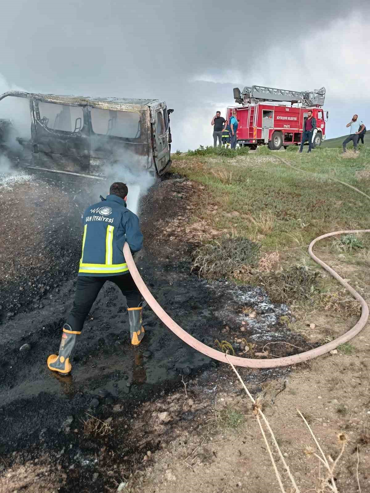 Seyir halindeki minibüs alev alev yandı