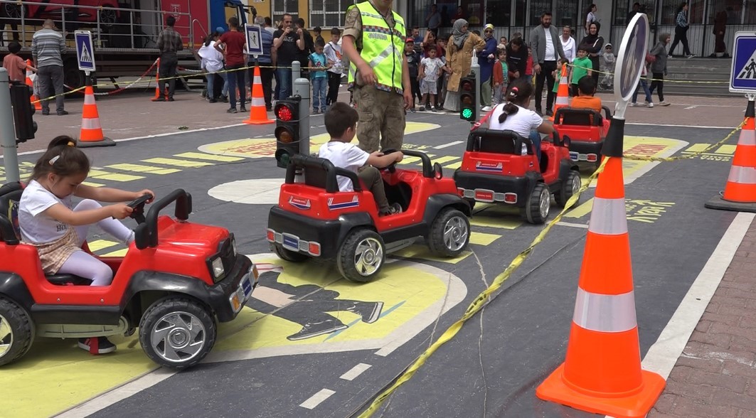 Jandarma mobil trafik eğitim tırı Erciş’te