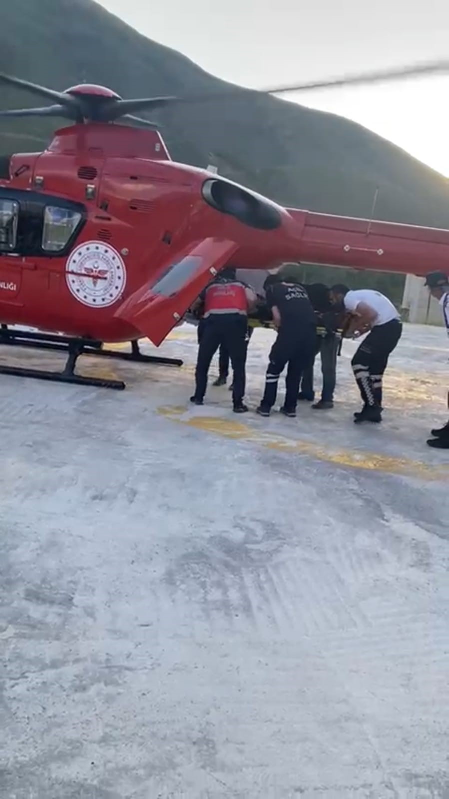 Hayvanın tepmesi sonucu ayağı kırılan şahıs için helikopter havalandı