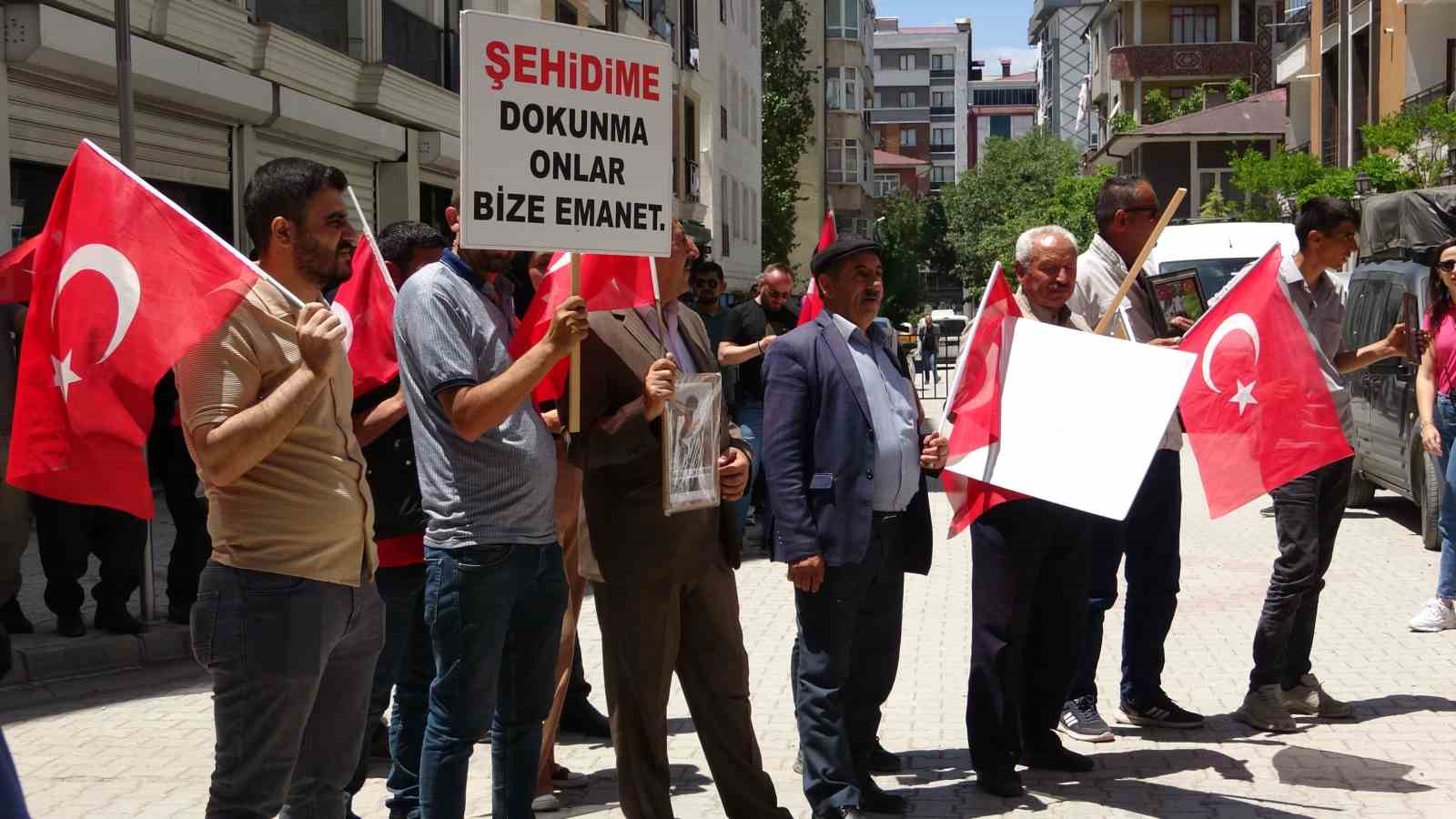 Vanlı anne: “Bizi yıldırmak için çocuklarımızın ölüsünü paylaşıyorlar”