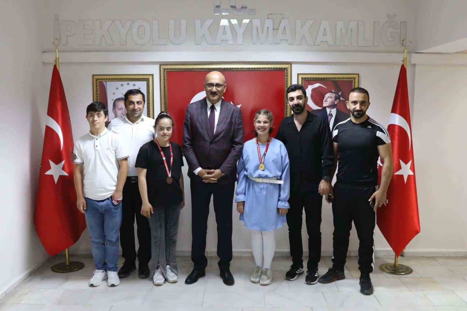 İpekyolu’nun başarılı öğrencileri ödüllendirildi