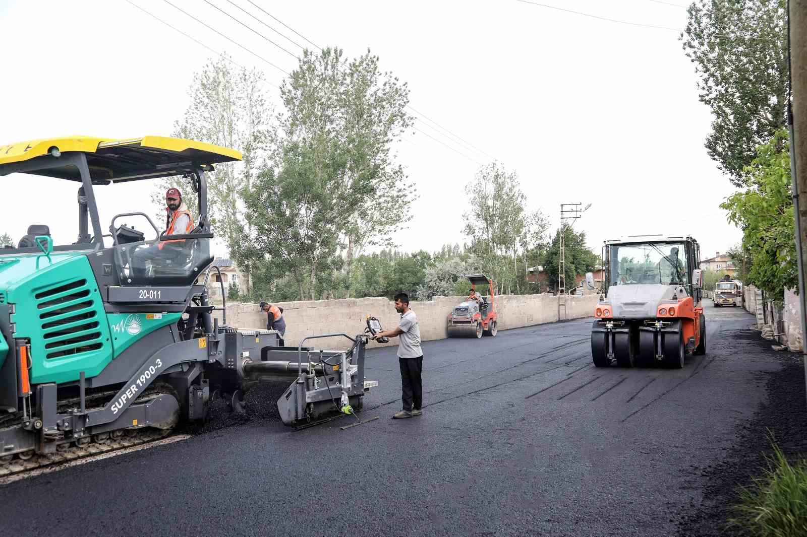 Van Büyükşehir Belediyesinden yol asfaltlama çalışması