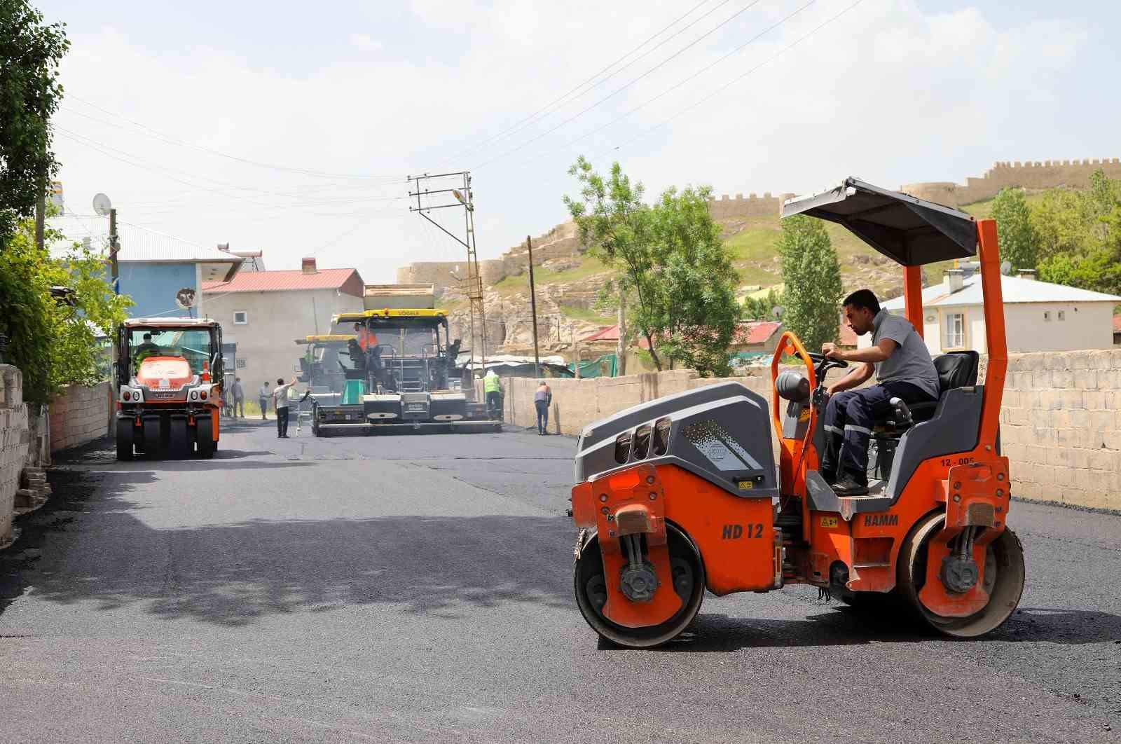 Van Büyükşehir Belediyesinden yol asfaltlama çalışması