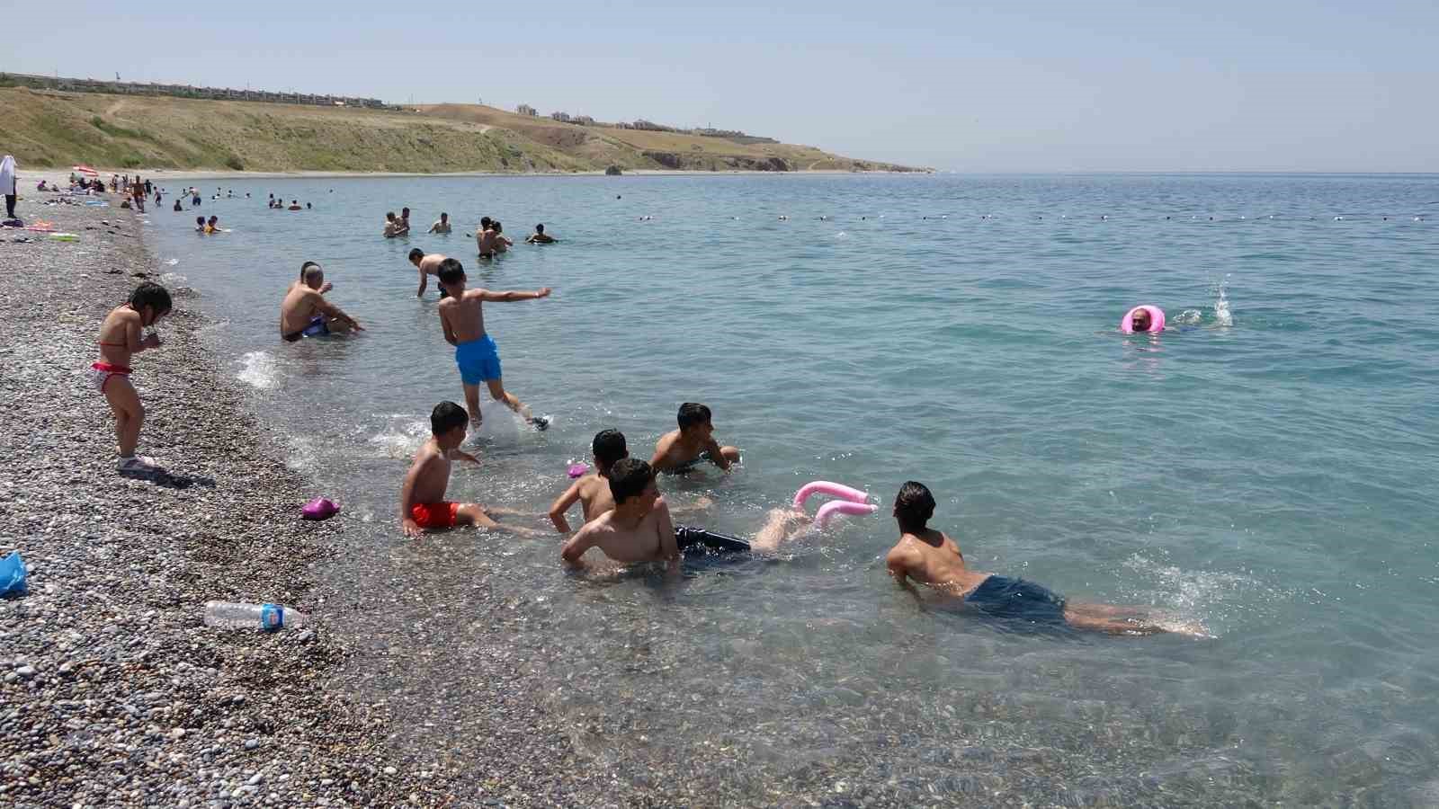 Van Gölü’nün mavi bayraklı plajında hafta sonu yoğunluğu