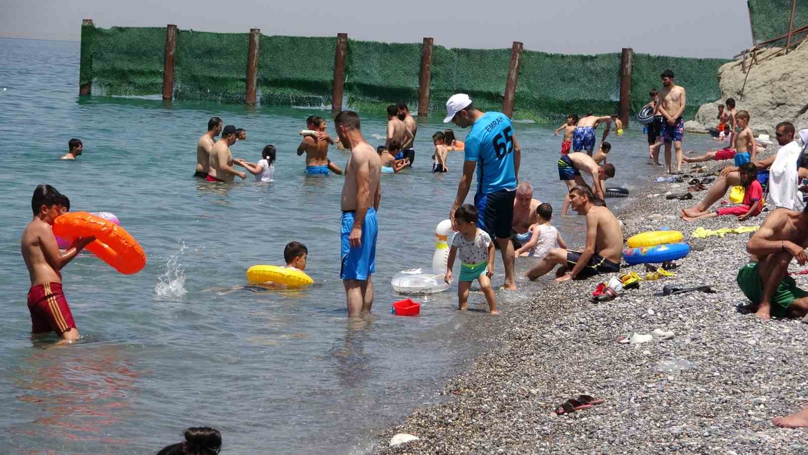 Van Gölü’nün mavi bayraklı plajında hafta sonu yoğunluğu