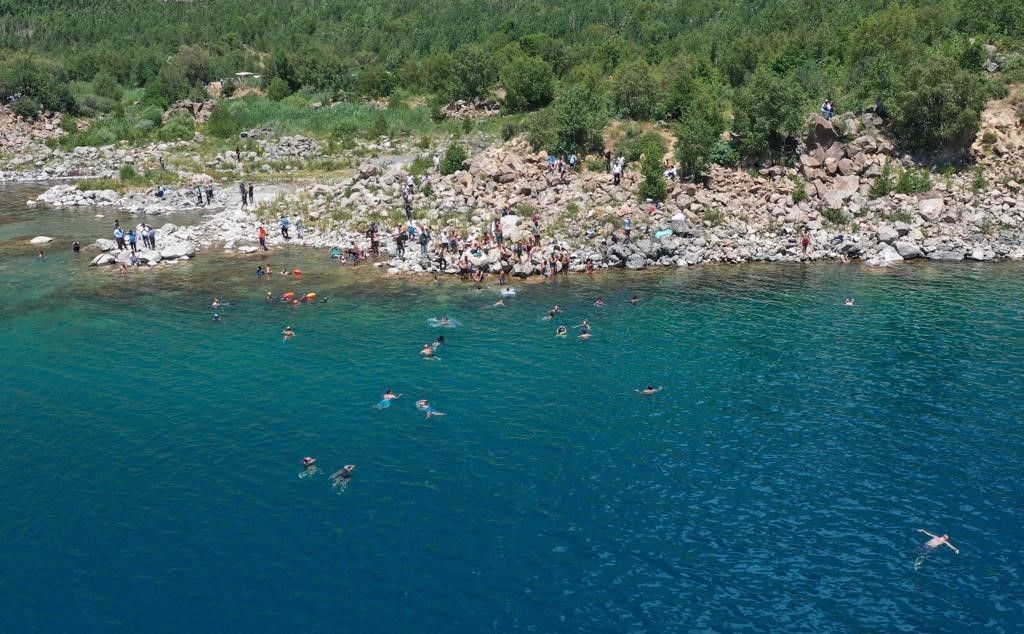 2. Van Denizi Yüzme Festivali, Nemrut Krater Gölü’nde yüzme etkinliğiyle sürüyor