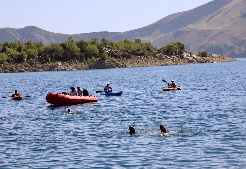 2. Van Denizi Yüzme Festivali, Nemrut Krater Gölü’nde yüzme etkinliğiyle sürüyor