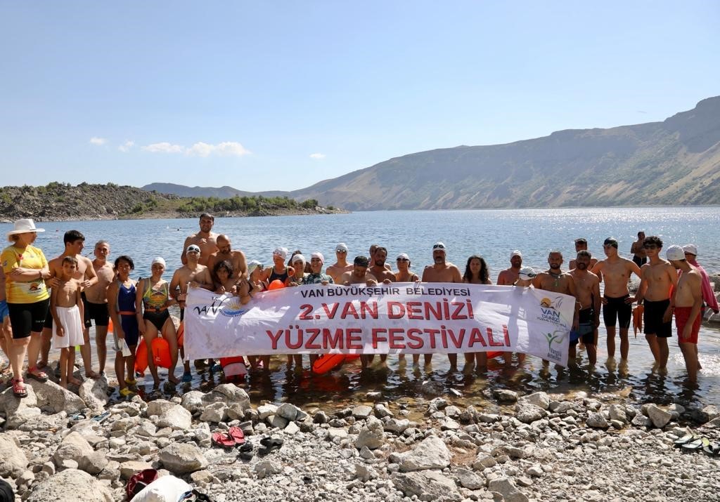 2. Van Denizi Yüzme Festivali, Nemrut Krater Gölü’nde yüzme etkinliğiyle sürüyor