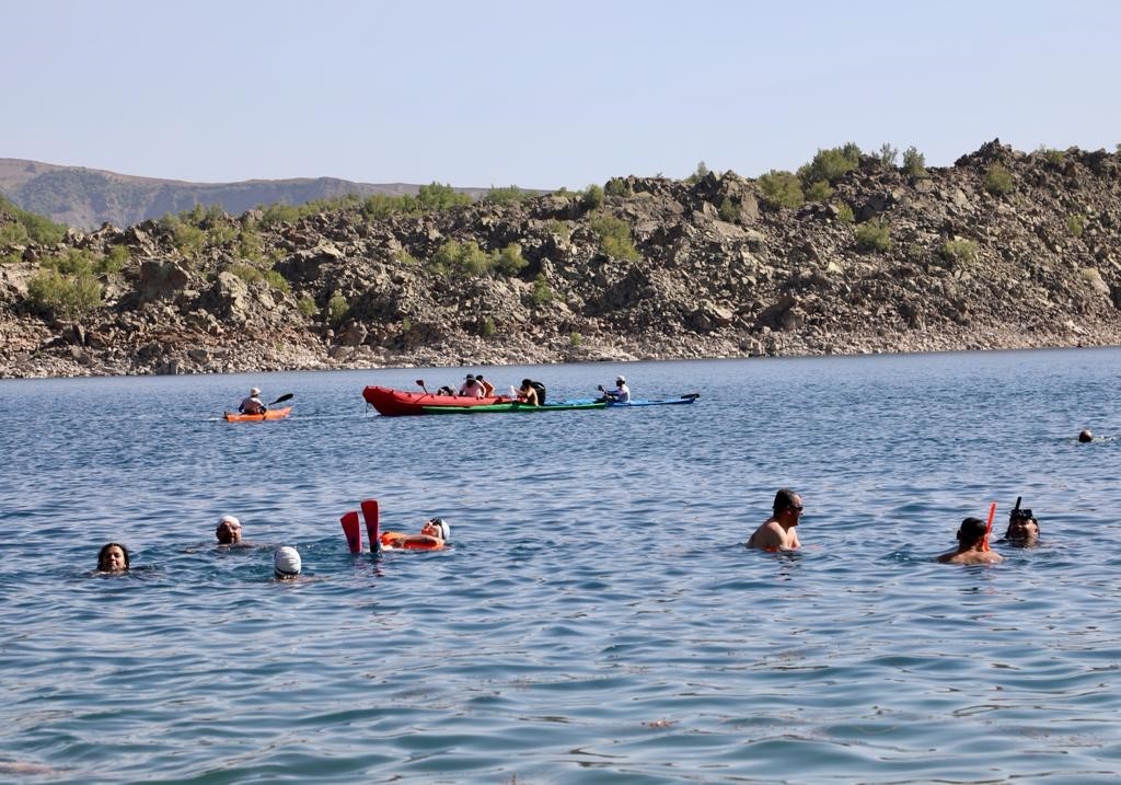 2. Van Denizi Yüzme Festivali, Nemrut Krater Gölü’nde yüzme etkinliğiyle sürüyor