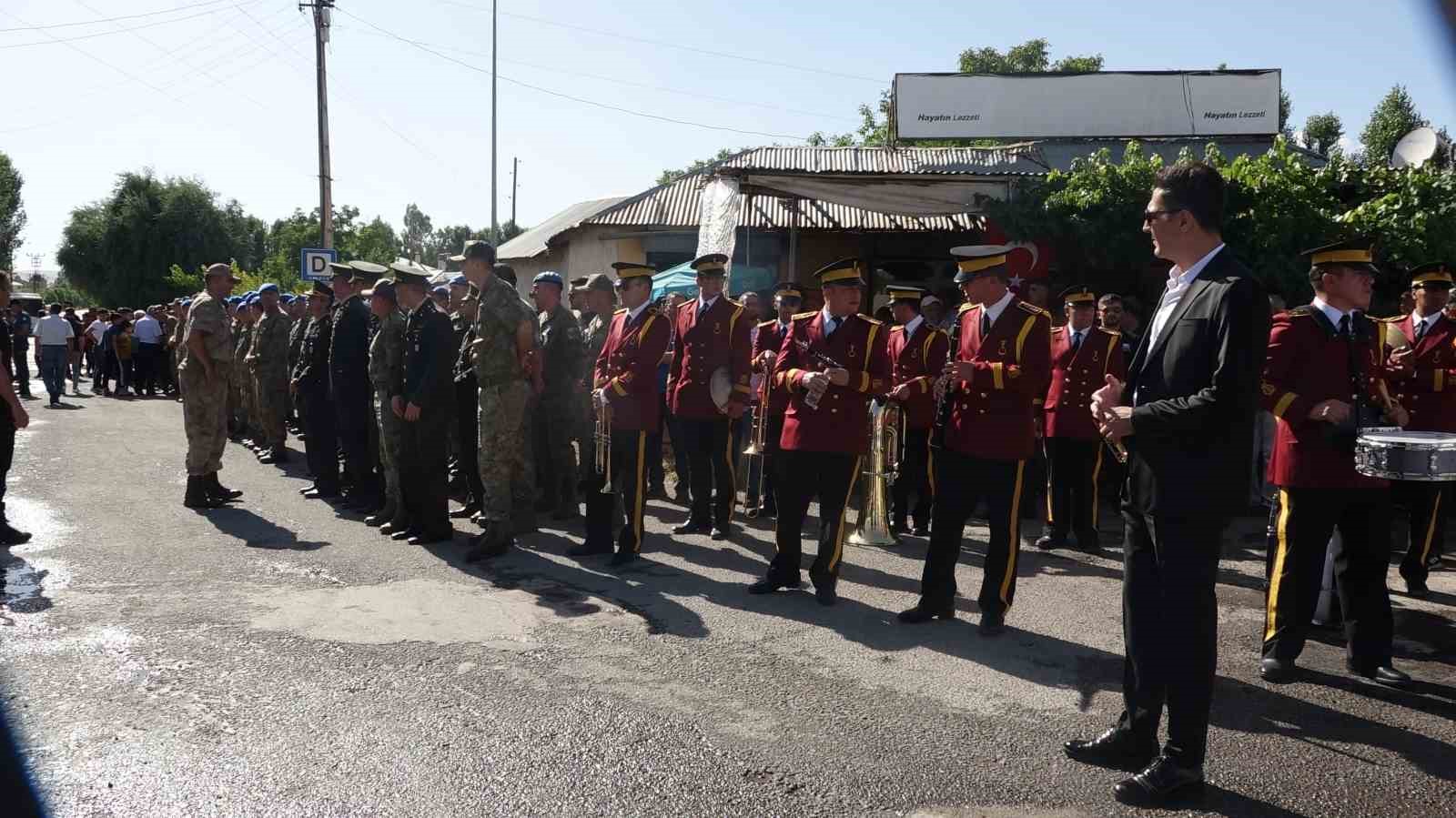 Şehit Enes Kırmızıkoç gözyaşları arasında son yolculuğuna uğurlandı