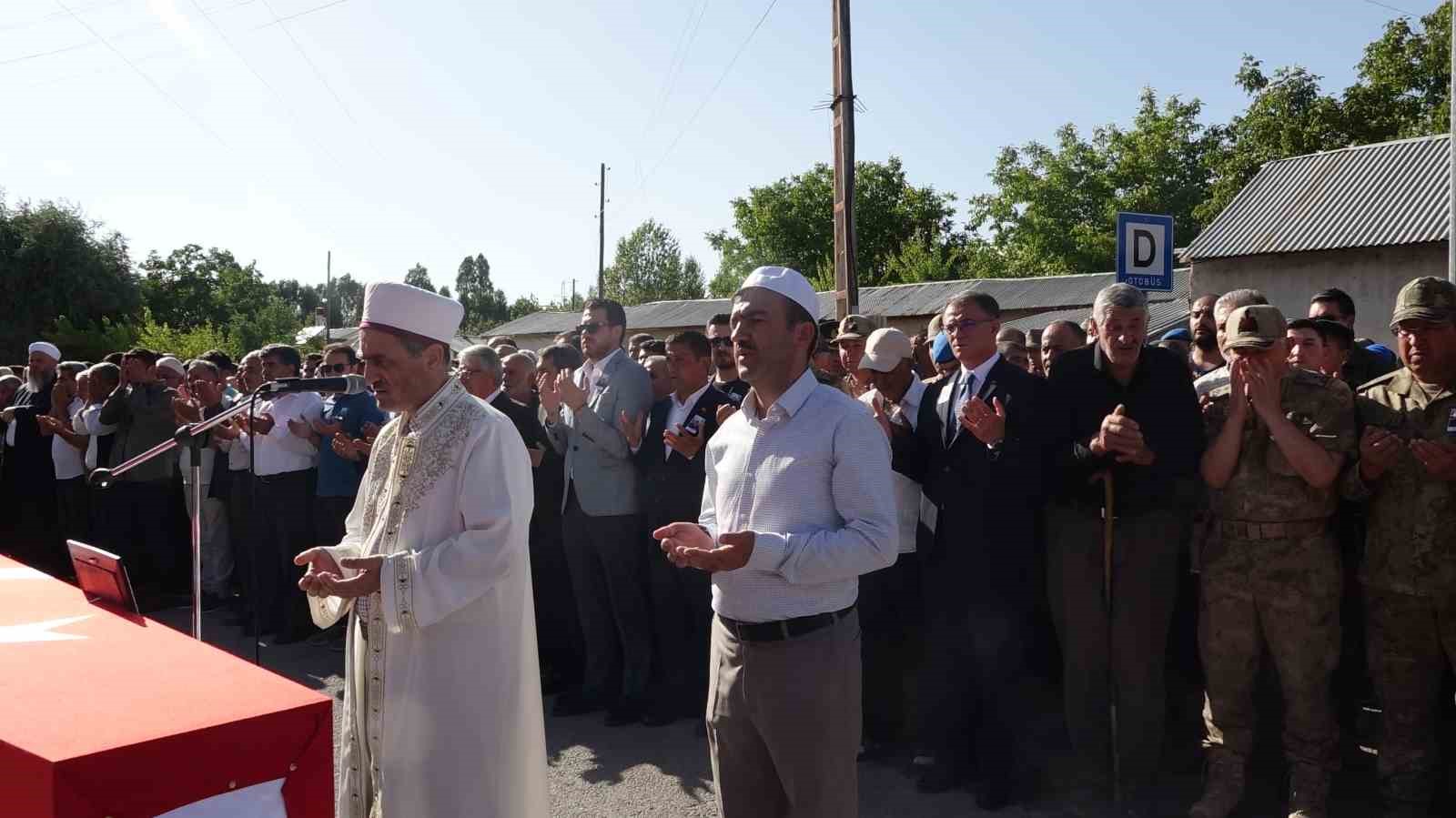 Şehit Enes Kırmızıkoç gözyaşları arasında son yolculuğuna uğurlandı