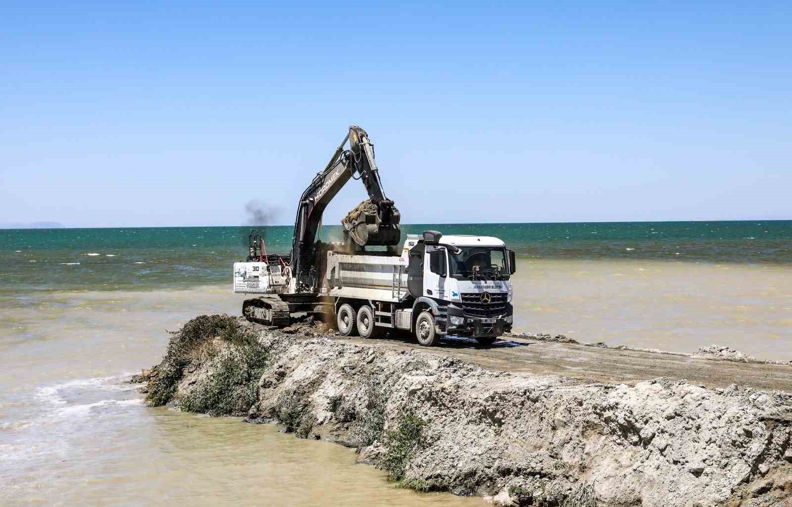 Van Gölü’nden 1 milyon 110 bin metreküp dip çamuru çıkarıldı