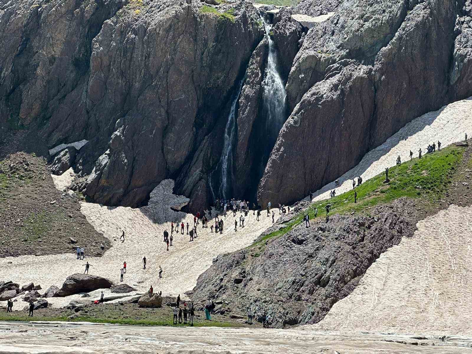 Hakkari’de terörden temizlenen Cilo Dağları ve Sat Buzul Gölleri’ne yoğun ilgi