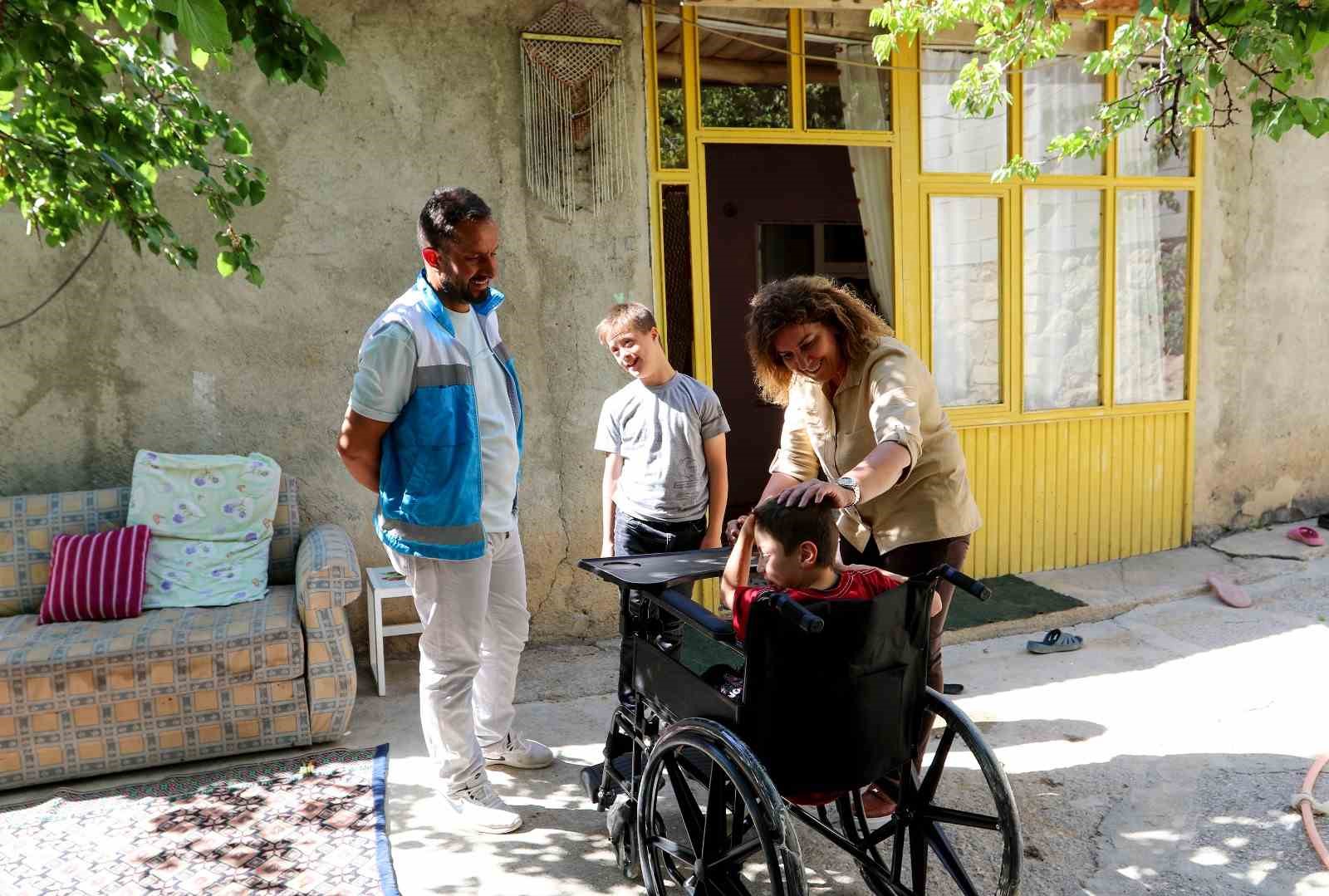 Van’da engelli vatandaşlara tekerlekli sandalye ve medikal malzemesi desteği