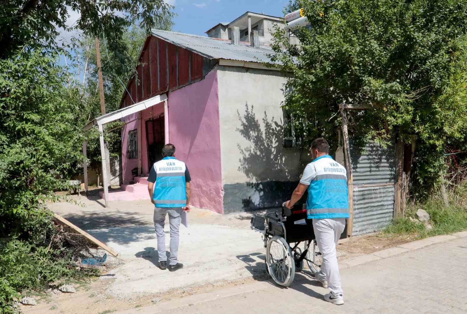 Van’da engelli vatandaşlara tekerlekli sandalye ve medikal malzemesi desteği