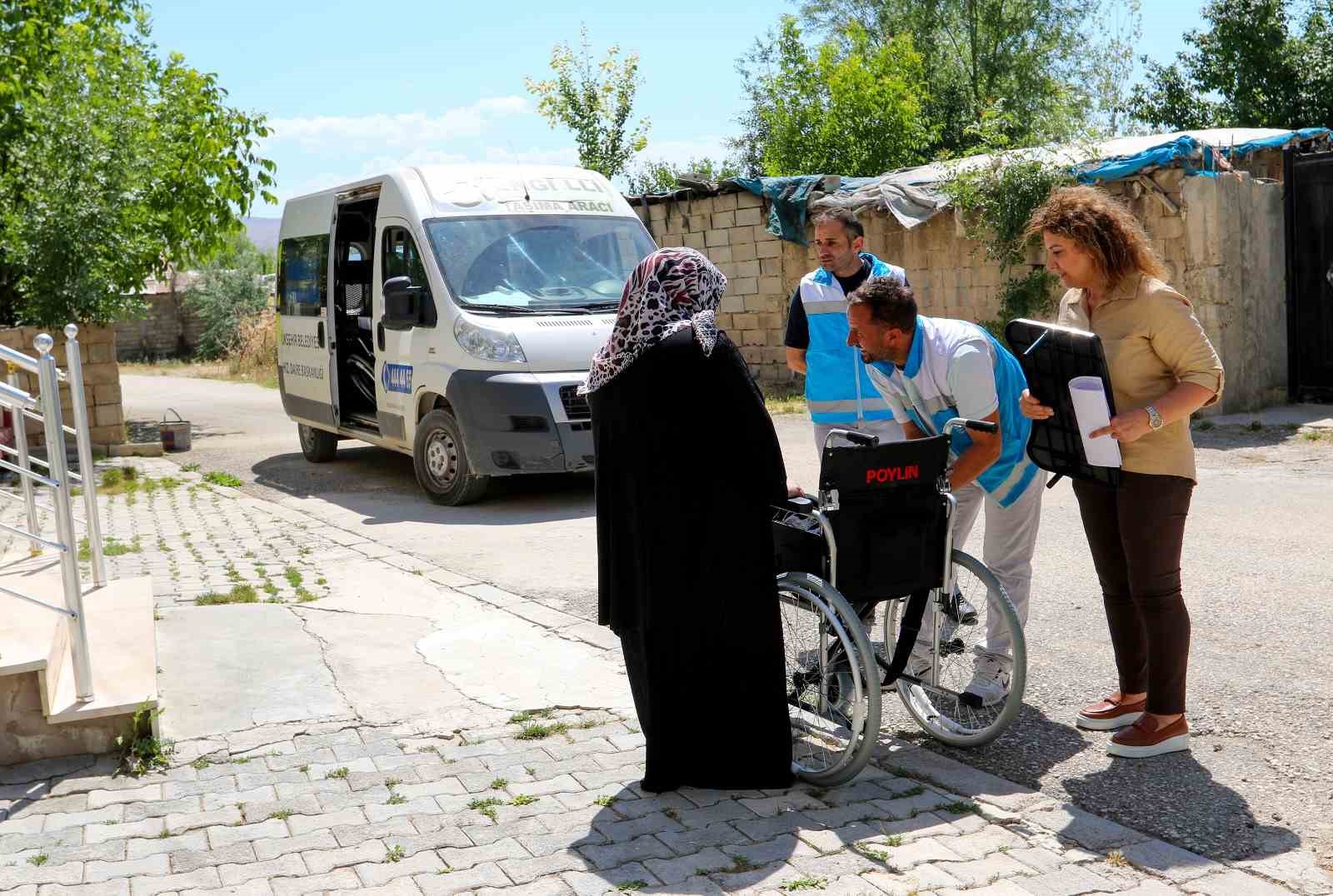 Van’da engelli vatandaşlara tekerlekli sandalye ve medikal malzemesi desteği