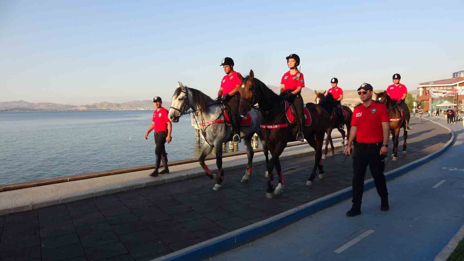 Van’da ‘atlı polisler’ göreve başladı