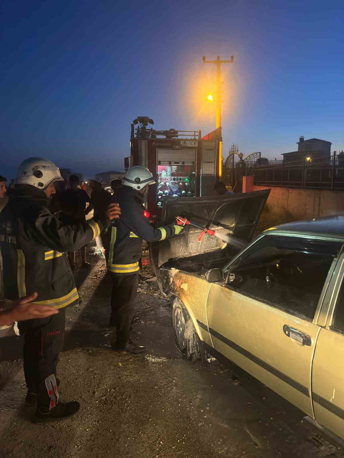 Alev alan otomobili itfaiye ekipleri söndürdü