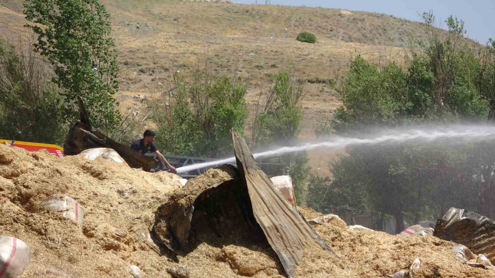 Van’daki büyük yangının hasarı gün ağarınca ortaya çıktı