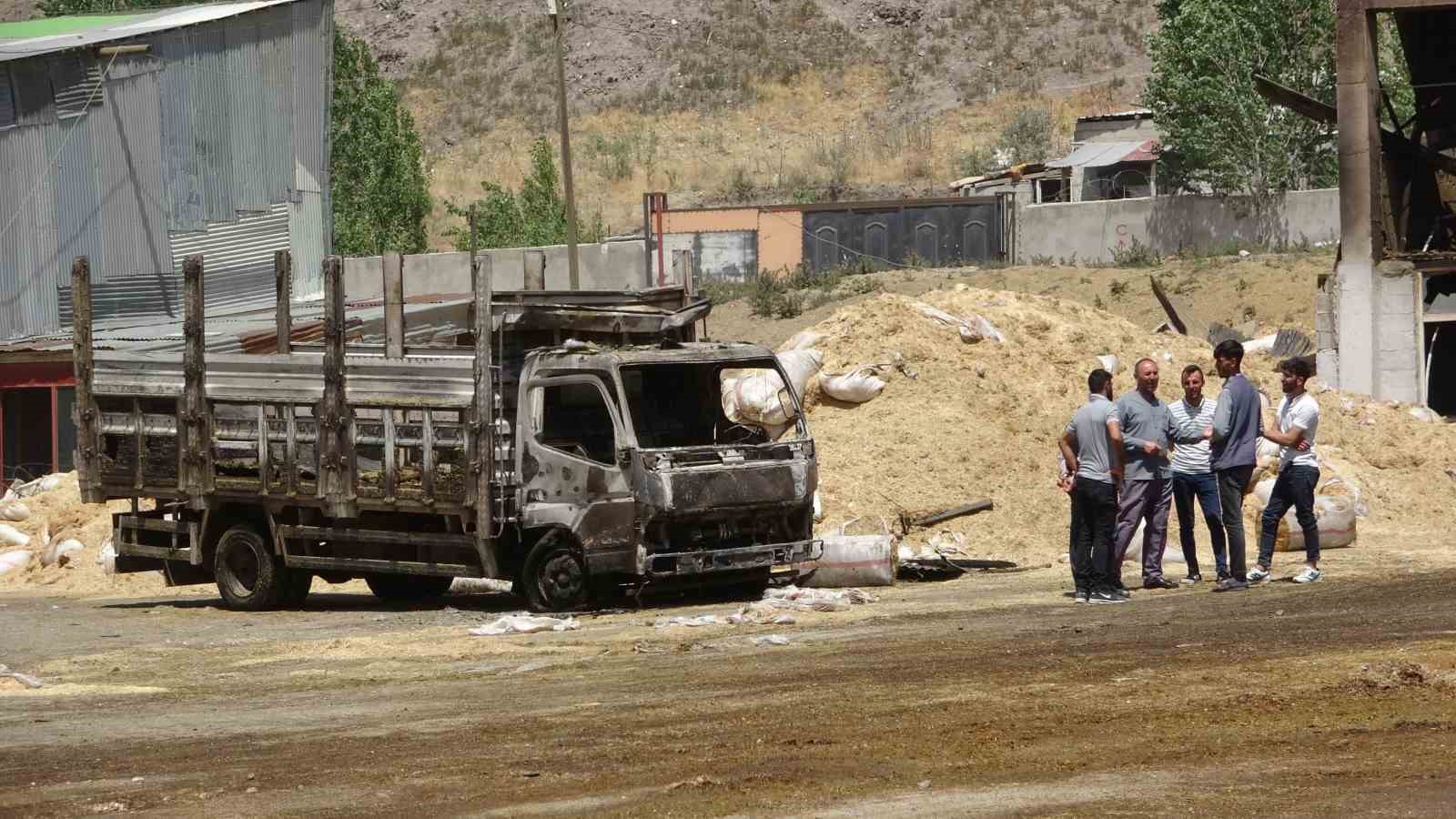 Van’daki büyük yangının hasarı gün ağarınca ortaya çıktı