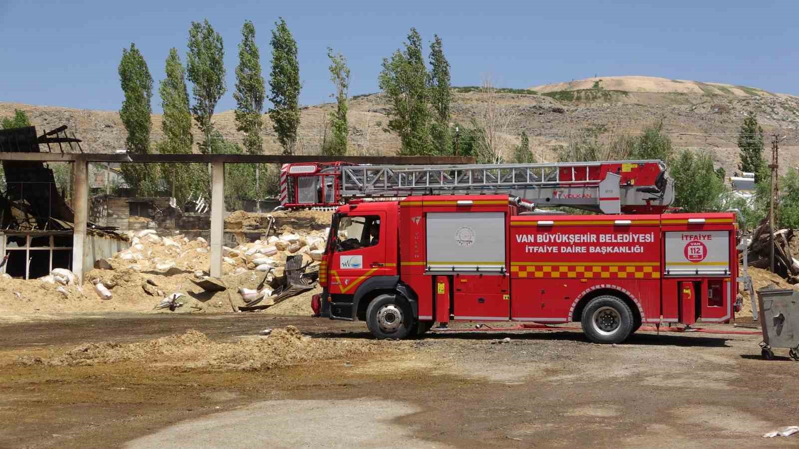 Van’daki büyük yangının hasarı gün ağarınca ortaya çıktı