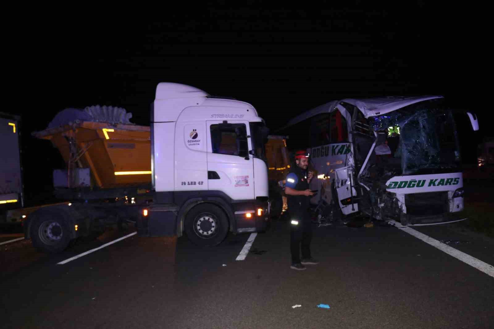 TEM’in Bolu geçişinde yolcu otobüsü ile tır çarpıştı: 1’i ağır 18 yaralı