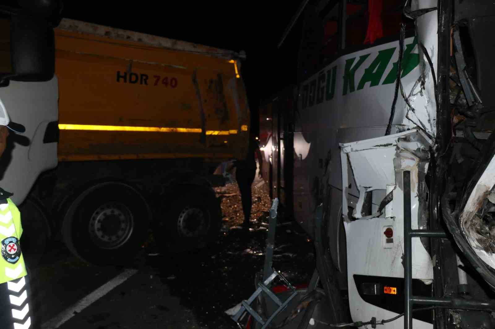 TEM’in Bolu geçişinde yolcu otobüsü ile tır çarpıştı: 1’i ağır 18 yaralı