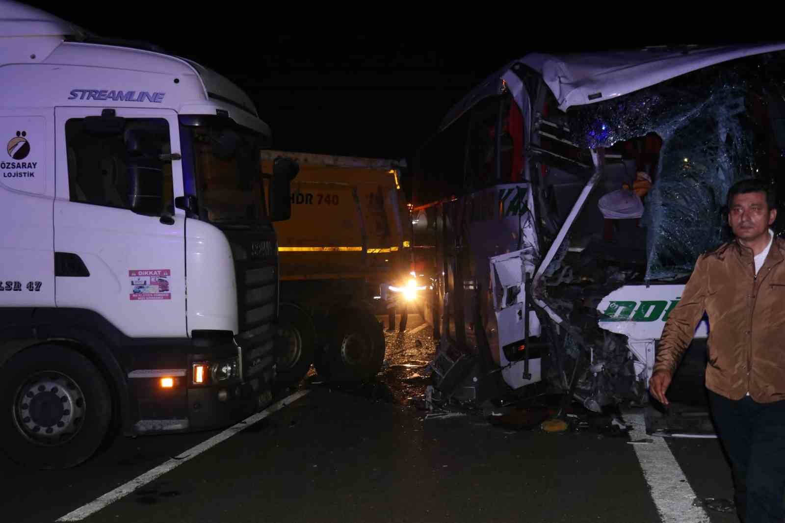 TEM’in Bolu geçişinde yolcu otobüsü ile tır çarpıştı: 1’i ağır 18 yaralı