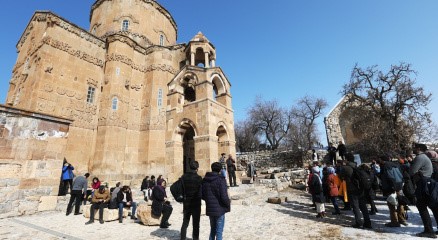 Bayramda Akdamar Adası ve ören yerlerine ziyaretçi akını