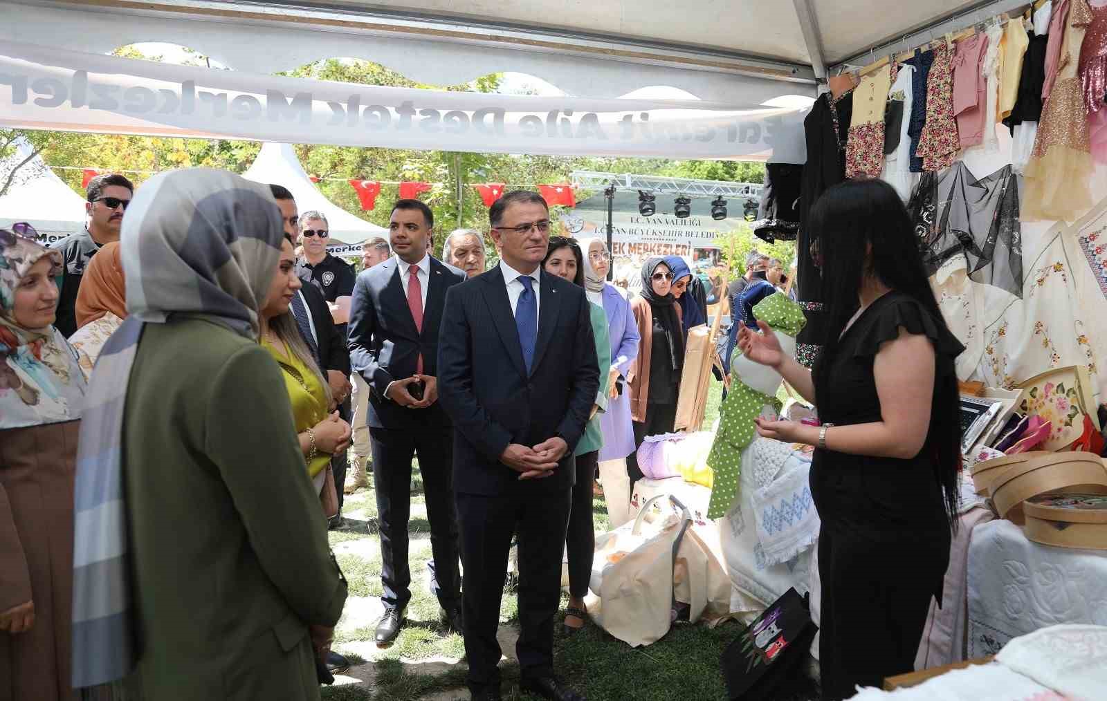 Vali Balcı, ADEM kursiyerlerinin sergisinin açılışını yaptı