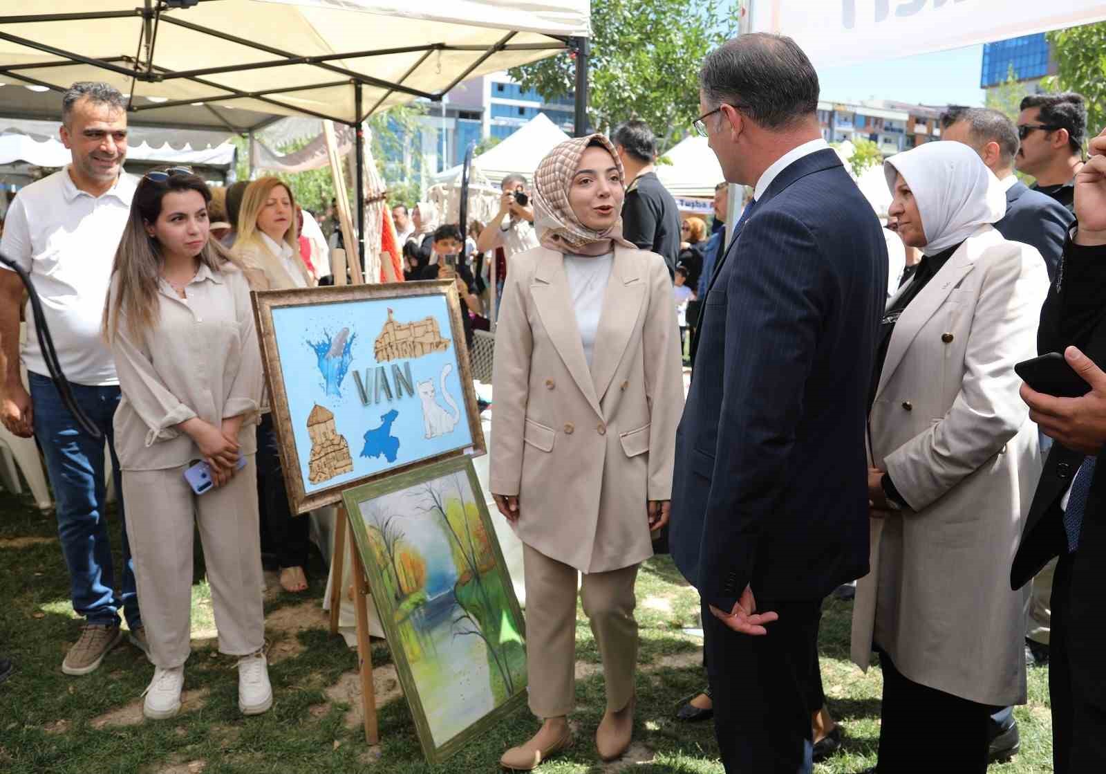 Vali Balcı, ADEM kursiyerlerinin sergisinin açılışını yaptı