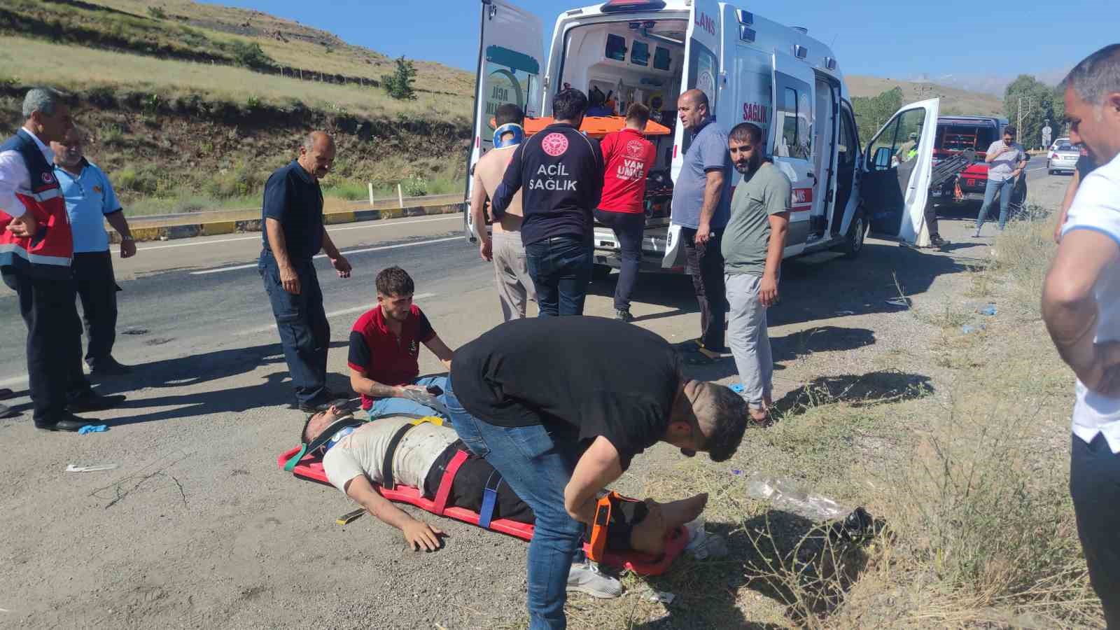 Minibüs Van Gölü’ne uçtu: 11 yaralı