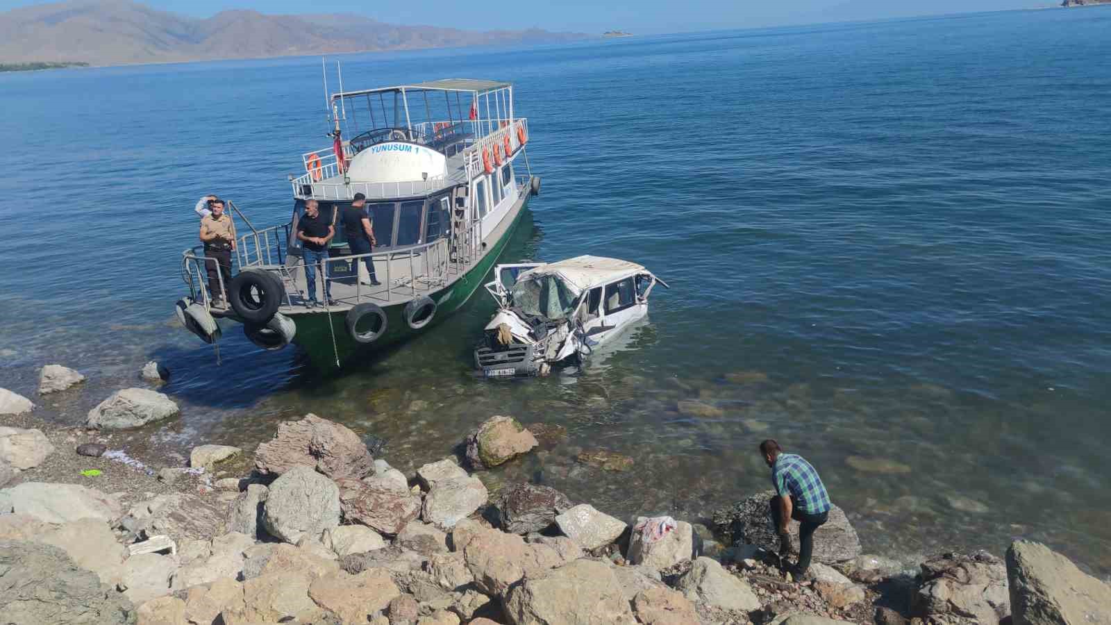 Minibüs Van Gölü’ne uçtu: 11 yaralı