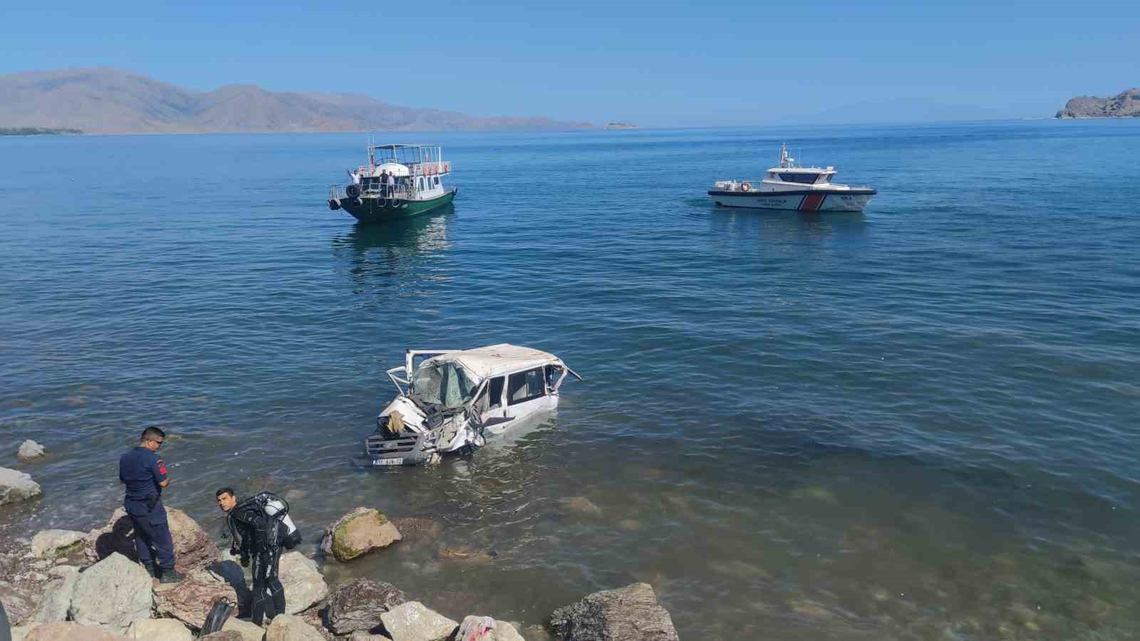 Minibüs Van Gölü’ne uçtu: 11 yaralı