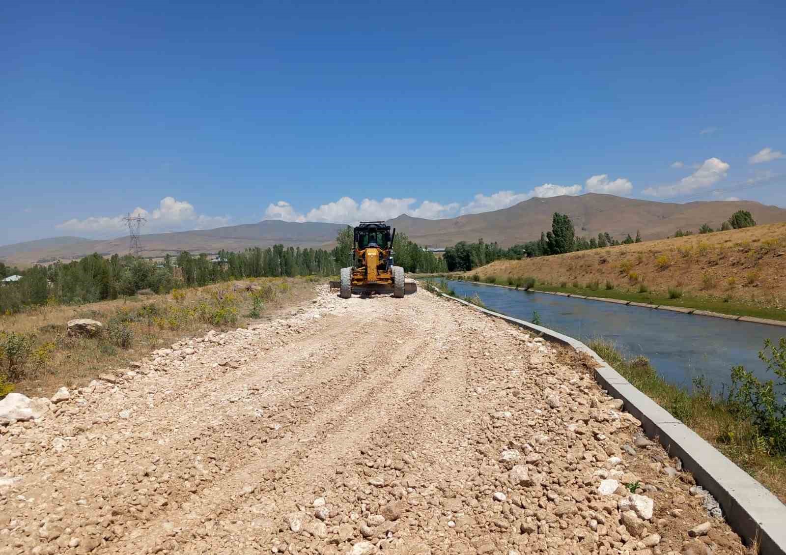 Van Büyükşehir Belediyesi yol çalışmalarını sürdürüyor