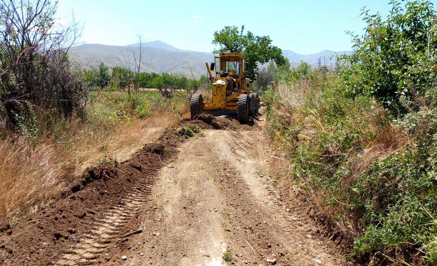 Van Büyükşehir Belediyesi yol çalışmalarını sürdürüyor