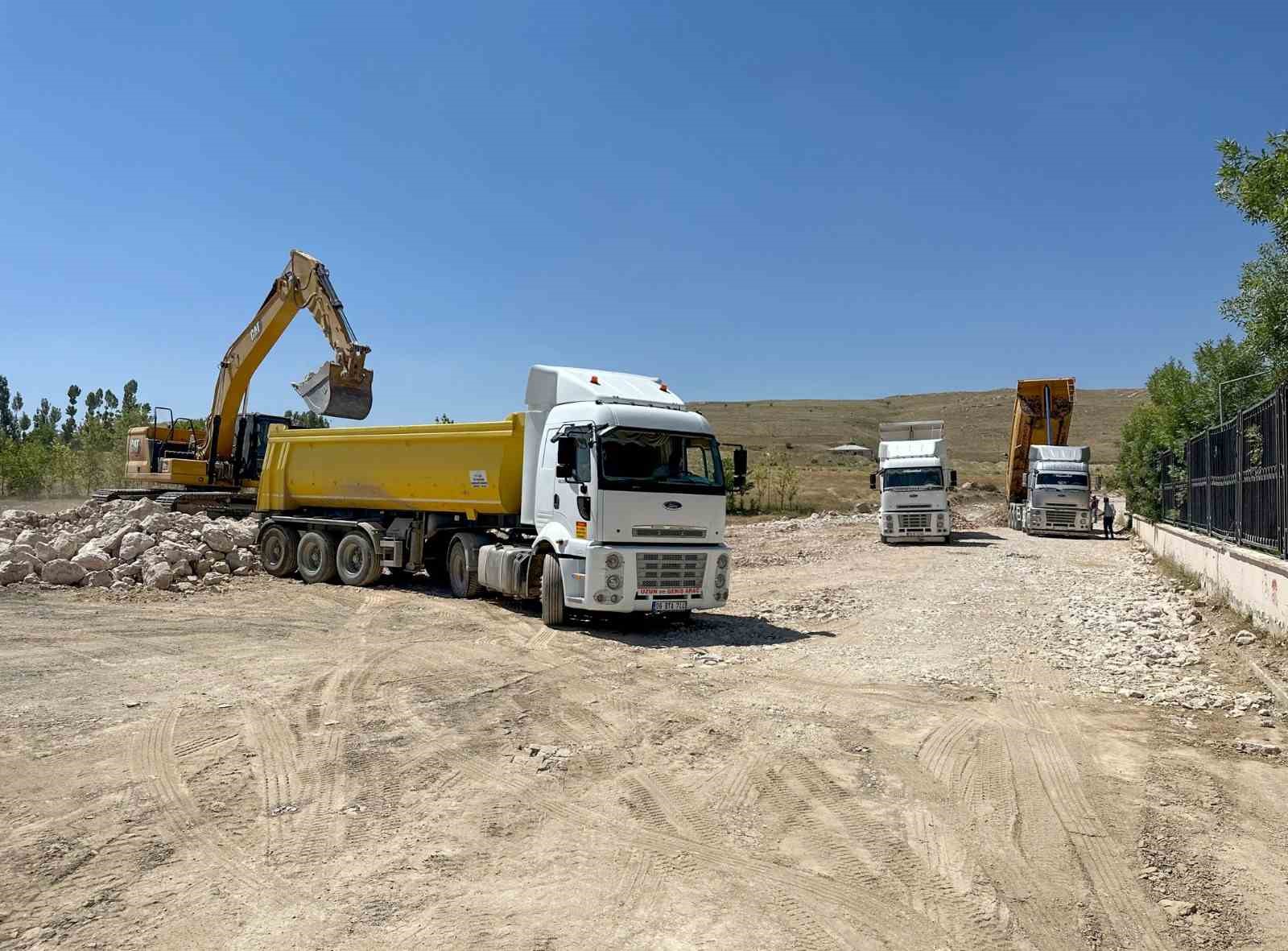 Van Büyükşehir Belediyesi yol çalışmalarını sürdürüyor